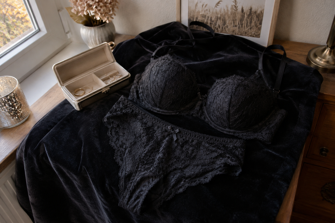 Schwarzes Spitzen-Dessous-Set auf dunklem Samt neben einem Schmuckkästchen (KI-generiertes Bild)