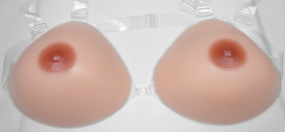 Silikonbrüste im Trans-Bra in Dreiecksform, mit Haftschicht & farbige Nippel, Typ T3